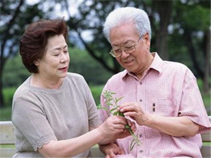 老花鏡科普：老人該如何緩解老花眼？