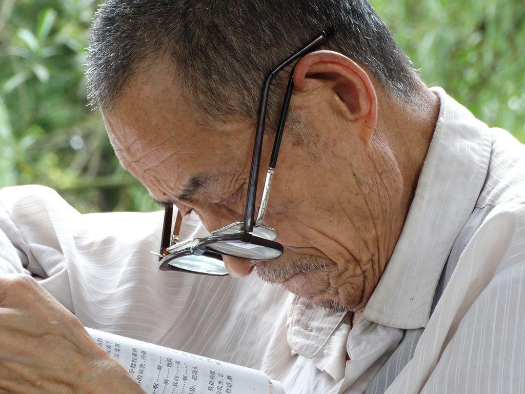 “老花眼”誰都避不開，哪些癥狀說明眼睛提前“花”了？